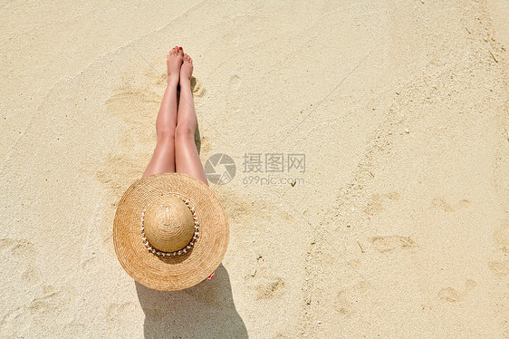戴草帽的女人坐的海滩风景上马尔代夫的暑假图片
