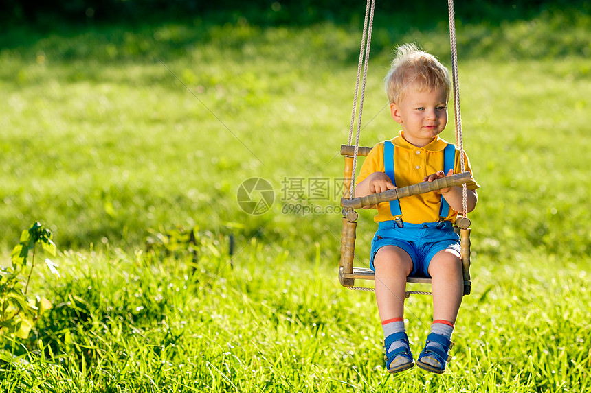 幼儿户外摆动的肖像农村场景与岁的男孩秋千健康的学龄前儿童暑期活动孩子外玩图片