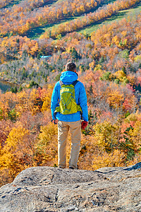 背包客男子徒步旅行艺术家的虚张声势秋天法国公园的秋天颜色美国新罕布什尔州白山森林图片