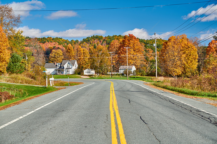 美国佛蒙特州阳光明媚的秋天的高速公路图片