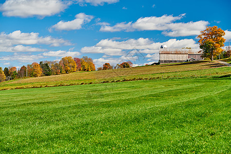 农场与谷仓阳光明媚的秋天佛蒙特州,美国图片