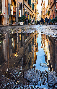 鹅卵石砖铺罗马潮湿的街道上图片