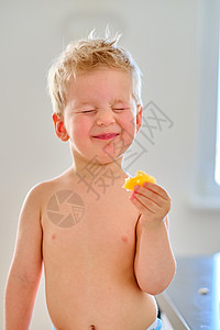 两岁的男孩吃酸水果图片