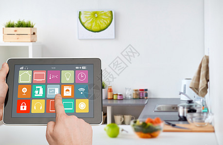 未来厨房自动化,物联网技术男的手用平板电脑电脑与智能家居图标屏幕上的厨房背景双手与智能家居图标平板电脑上背景