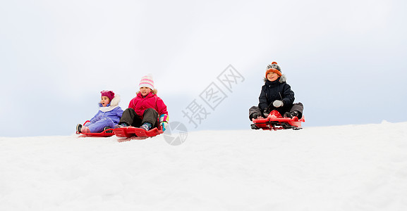 童,雪橇季节群快乐的孩子冬天乘雪橇滑下雪山冬天,孩子们乘雪橇滑下雪山图片