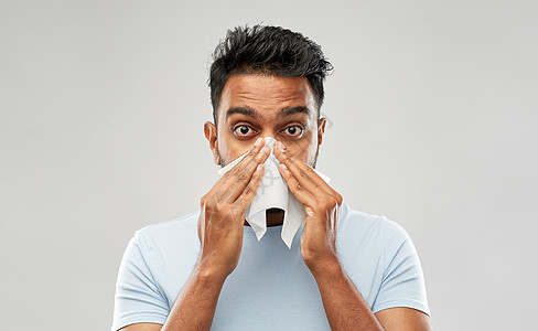 健康问题,鼻炎过敏健康的印度男人用纸巾鼻子灰色背景印度男人用纸巾鼻子图片