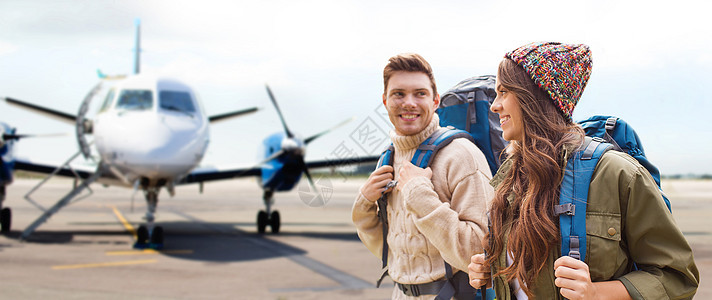 旅行,旅游人的几个游客带背包飞机上的机场背景几个带背包的游客飞机上图片