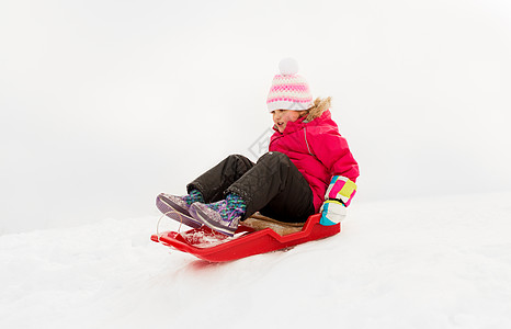 童,雪橇季节快乐的小女孩滑下雪橇户外冬天快乐的小女孩冬天乘雪橇滑下来背景