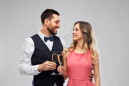 庆祝人们的幸福的夫妇带着香槟杯灰色背景下品尝幸福的夫妇戴着香槟酒杯祝酒图片