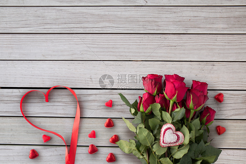 情人节假日红色玫瑰心形巧克力糖果白色背景红玫瑰心形糖果图片