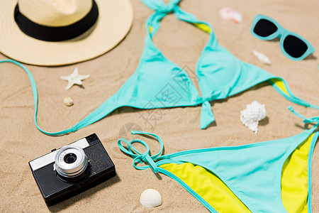假期,旅行夏季比基尼,帽子,相机太阳镜与贝壳海滩沙滩海滩沙滩上的比基尼,相机太阳镜图片