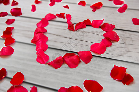 爱情,浪漫,情人节假期的红色玫瑰花瓣的心形特写红色玫瑰花瓣的心形图片