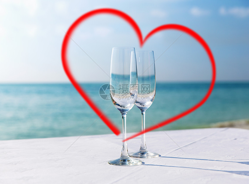 情人节,暑假爱情两个香槟杯框红色心形海上两个红色心形香槟杯图片