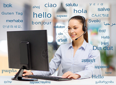 翻译,商业技术微笑的女翻译操作员与电脑办公室用同的外语问候词女翻译外语词汇图片