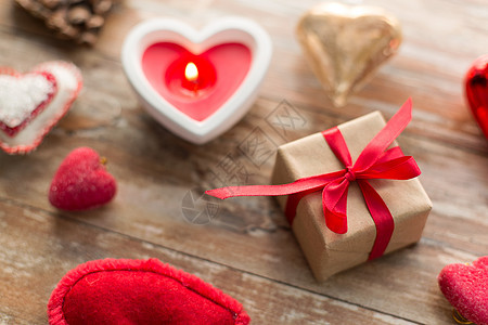 诞节,情人节假日礼品盒,心形装饰蜡烛木制背景诞礼物装饰品图片
