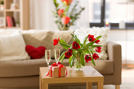 情人节浪漫的礼品盒,香槟杯鲜花桌子上礼品盒,香槟杯桌子上的花图片