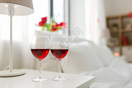情人节浪漫的两杯红酒卧室床头柜家里家里卧室床头柜上两杯酒图片