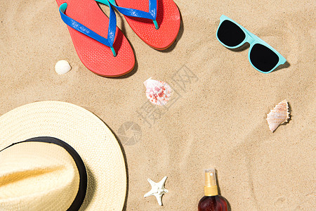 假期,旅行暑假的草帽,拖鞋,太阳镜防晒霜油与贝壳海滩沙滩上海滩沙滩上的草帽,拖鞋太阳镜图片