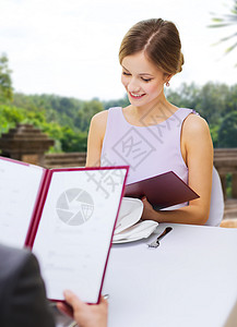 约会,奢侈人的快乐的女人阅读菜单餐厅的夏季背景餐厅里菜单图片