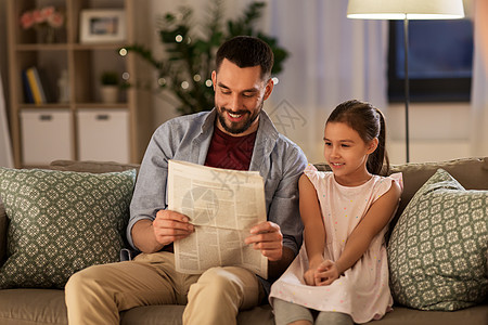 家庭休闲人的快乐的父亲女儿家看报纸父亲家给女儿看报纸图片