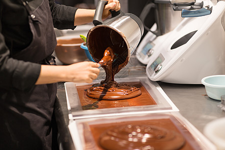 生产,烹饪人的糖果填充模具与巧克力糖果店糖果师糖果店巧克力甜点图片