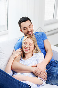 关系人的幸福的夫妇坐沙发上,拥抱家里幸福的夫妇坐沙发上拥抱家里图片