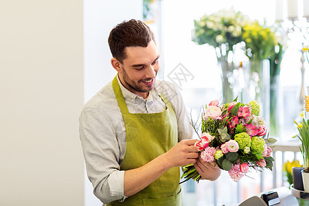 花店工作人员在整理花束背景图片