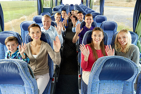 交通旅游旅游群快乐的乘客乘公共汽车挥手旅行群乘公共汽车旅行的快乐乘客图片