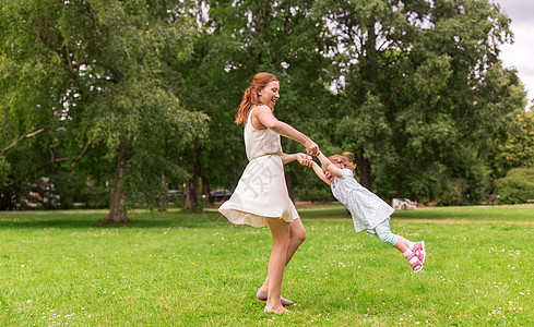 家庭,童父母的快乐的母亲与小女婴夏季公园玩玩快乐的母亲夏天的公园女婴玩耍店长高清图片素材