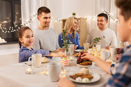 庆祝,节日人们的幸福的家庭家里举行茶会幸福的家庭家里举行茶话会图片