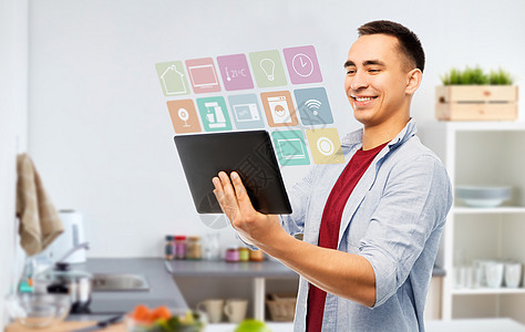 智能家居,技术人的快乐的轻人平板电脑厨房背景快乐的轻人,厨房里平板电脑图片