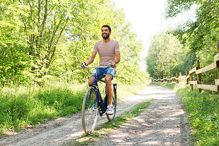 复古自行车人们,休闲生活方式快乐的人骑固定自行车夏季公园男人夏天公园骑固定自行车背景