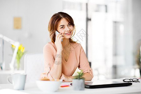 商业,技术,通信人的快乐的女商人打电话给办公室的智能手机办公室打电话给智能手机的女商人图片