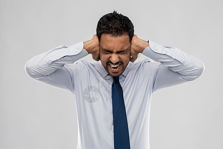 商业,压力人的尖叫的印度商人用手捂住耳朵灰色的背景尖叫的商人用手捂住耳朵图片