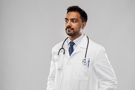 医学,专业医疗印度男医生穿白色外套,听诊器灰色背景带听诊器的印度男医生图片