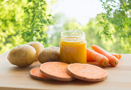 婴儿食品,健康饮食营养绿色自然背景下木板上璃瓶中的蔬菜泥璃罐中的蔬菜泥婴儿食品图片