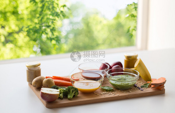 婴儿食品,健康饮食营养蔬菜水果泥璃碗木板上绿色自然背景璃碗中的蔬菜泥婴儿食品图片