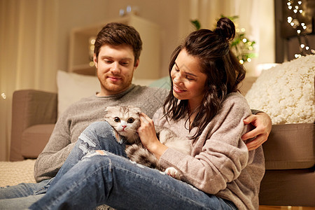宠物,潮格人们的快乐的夫妇与猫家里快乐的家里猫图片