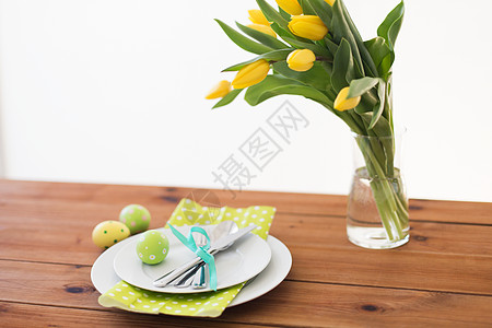 复活节,假日,传统象绿色鸡蛋杯架,盘子餐具家里的桌子上杯架盘子餐具中的复活节鸡蛋图片