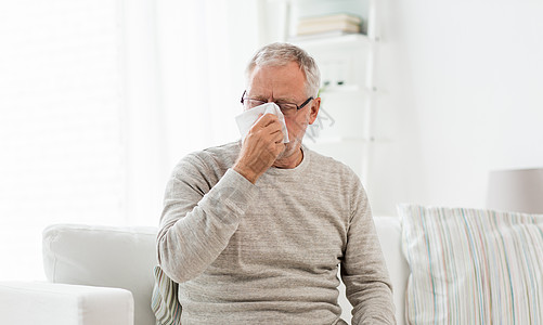 医疗保健,流感,卫生人的生病的老人用纸擦鼻涕家生病的老人用纸擦鼻涕图片