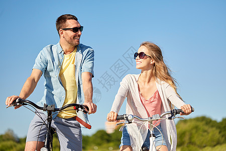 人们,休闲生活方式的快乐的轻夫妇夏天骑自行车快乐的轻夫妇夏天骑自行车图片