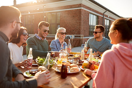 休闲人们的快乐的朋友与饮料,吃晚餐烧烤聚会屋顶快乐的朋友屋顶上喝饮料烧烤聚会背景图片