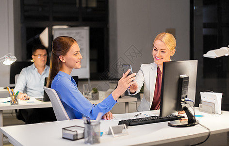 商业,截止日期技术拥智能手机的女商人深夜办公室休息咖啡深夜办公室智能手机的女商人图片