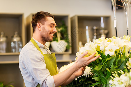 小生意,销售花卉花店销售商与白色百合花花店里白色百合的花店销售商图片