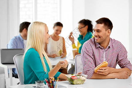公司,沟通人的快乐的同事办公室吃午饭吃饭快乐的同事办公室吃午饭吃饭图片