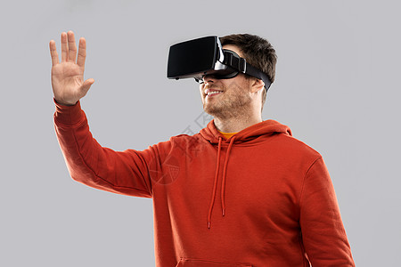 三维技术,虚拟现实,娱乐活动人的快乐的轻人虚拟现实眼镜玩游戏,触摸些想象的灰色背景快乐的人虚拟现实耳机虚拟现实图片