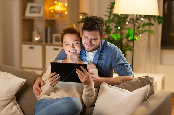 技术,互联网人们的快乐的夫妇用平板电脑家里晚上快乐的夫妇晚上家用平板电脑图片