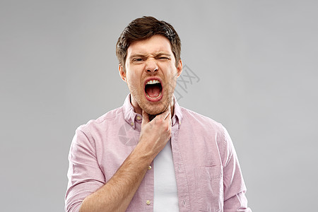健康问题人们的尖叫的人患喉咙痛的灰色背景尖叫的人喉咙痛图片