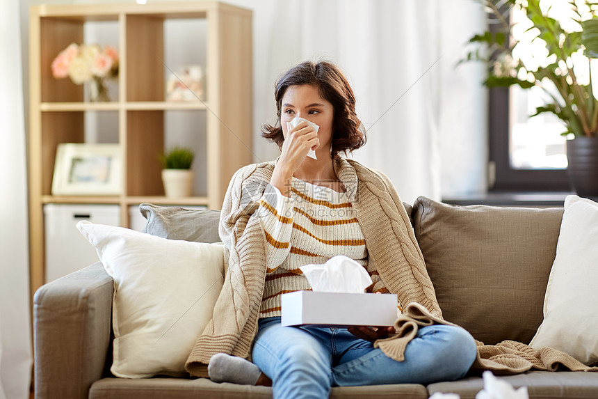 医疗保健,寒冷,卫生人们的生病的女人家里用纸巾鼻涕生病的女人家里用纸巾鼻子图片