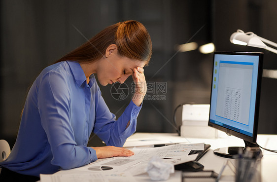 商业,截止日期失败的压力疲惫的女商人与电脑工作夜间办公室疲惫的女商人夜间办公室带着电脑图片